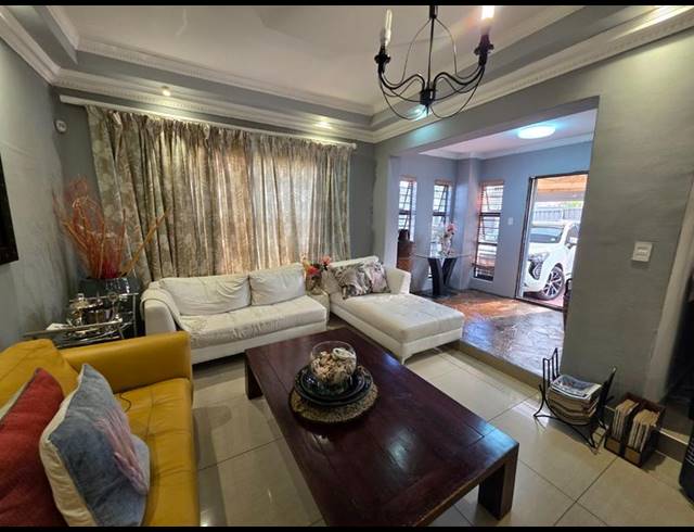 2 BEDROOM HOUSE FOR SALE IN PAROW CENTRAL
